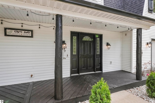 entrance to property featuring a porch