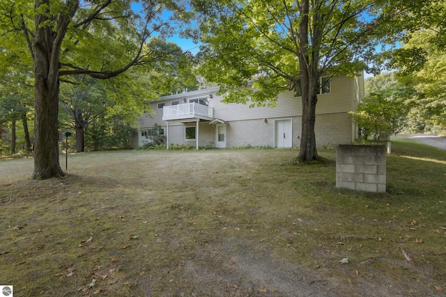 view of front facade with a front yard