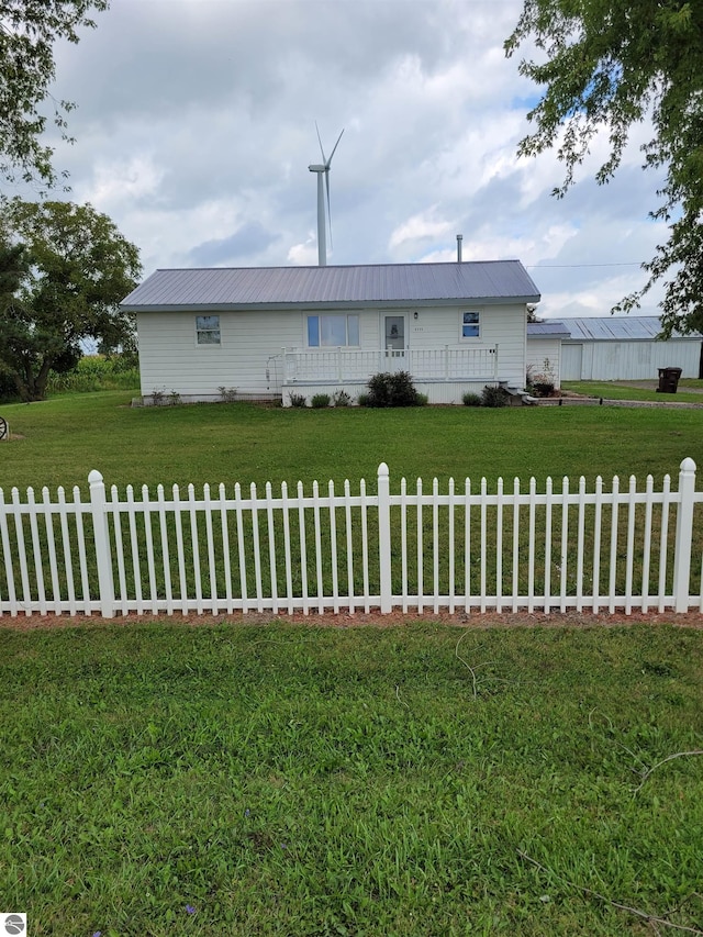 view of front of property featuring a front yard