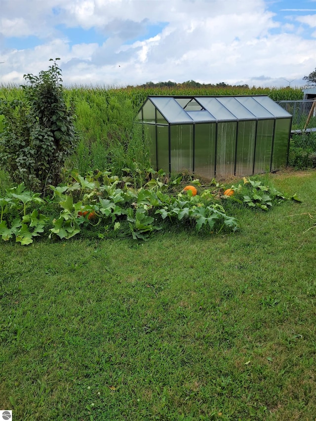 view of yard with an outbuilding