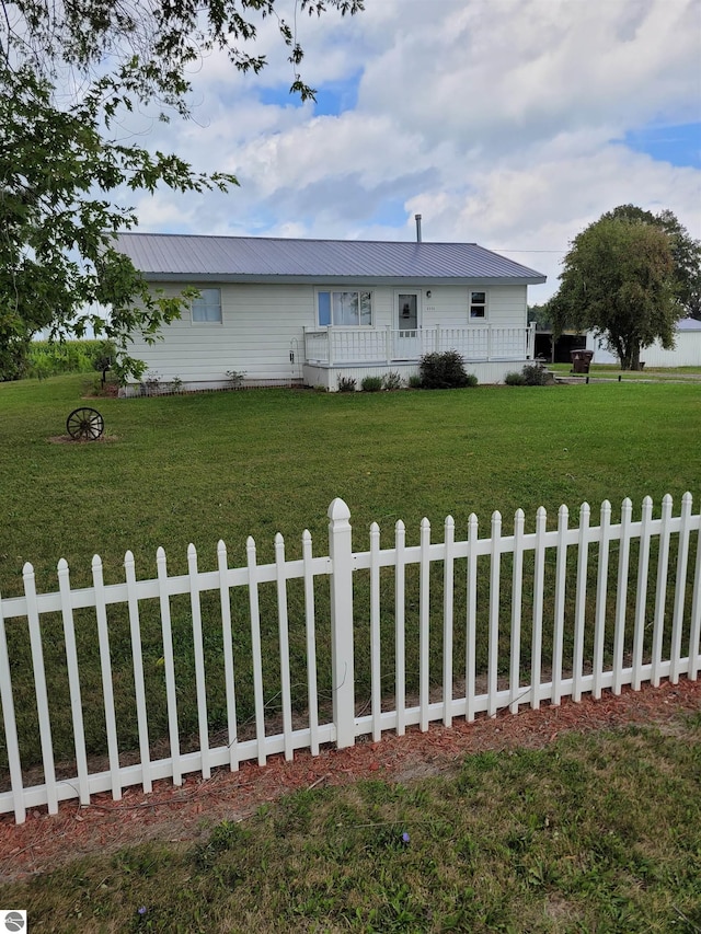 ranch-style home with a front yard