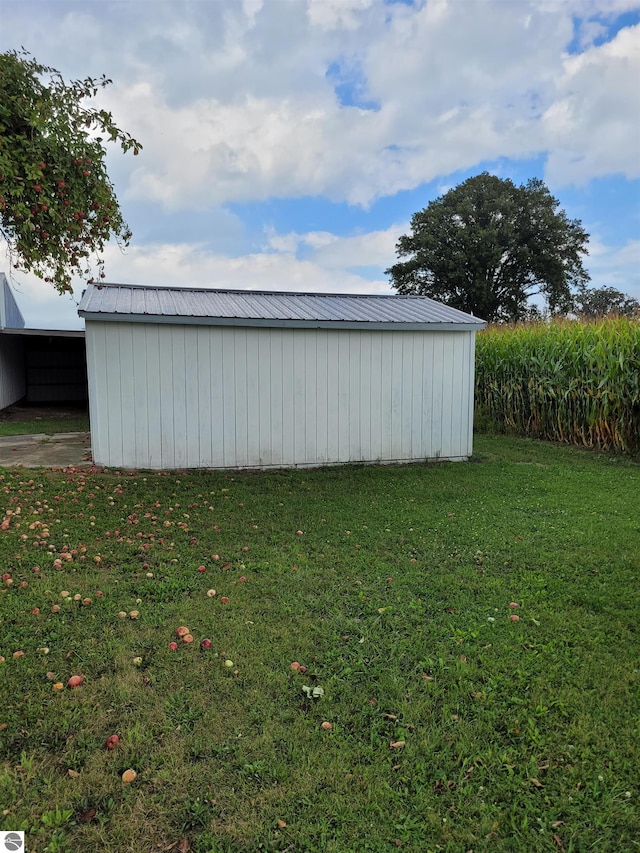 view of outdoor structure with a yard