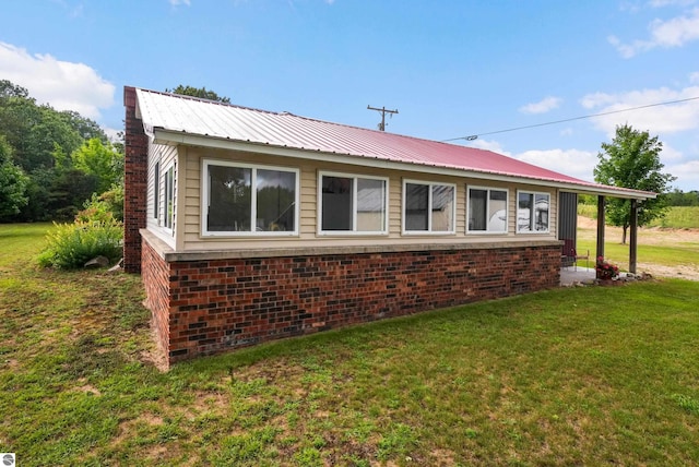 view of front facade with a front lawn