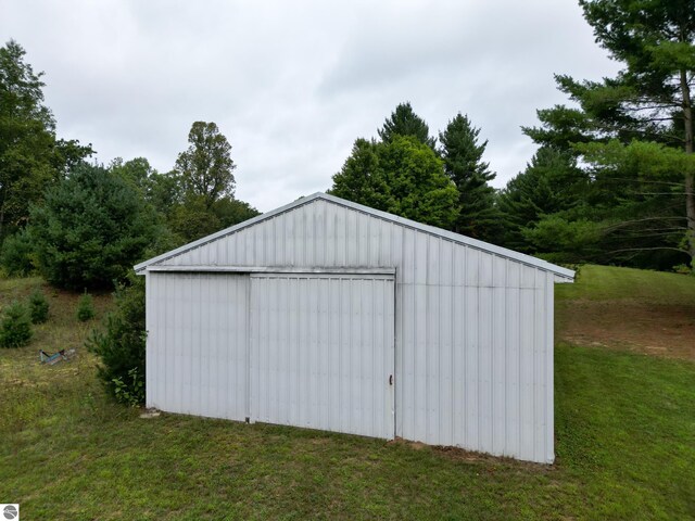 view of outdoor structure featuring a yard