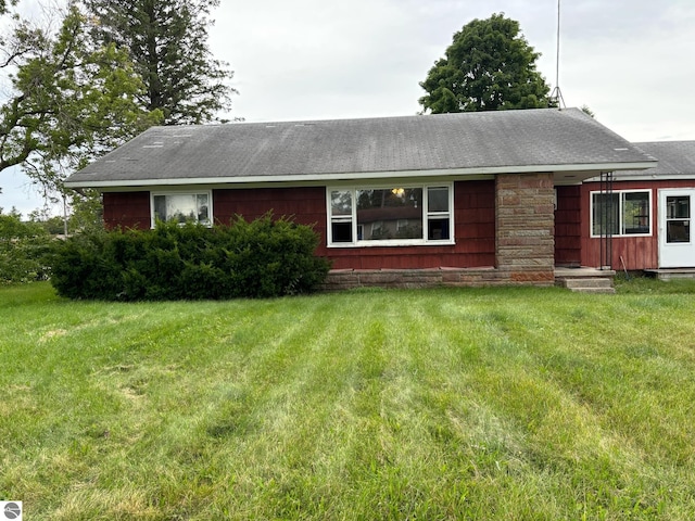 ranch-style house featuring a front yard