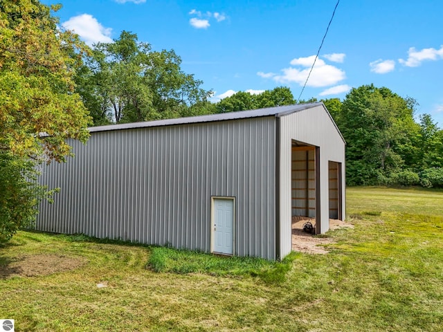 view of outdoor structure featuring a yard