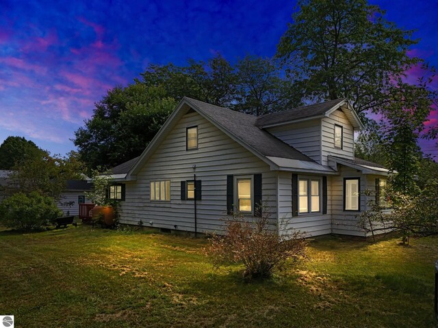 view of front of home featuring a front lawn