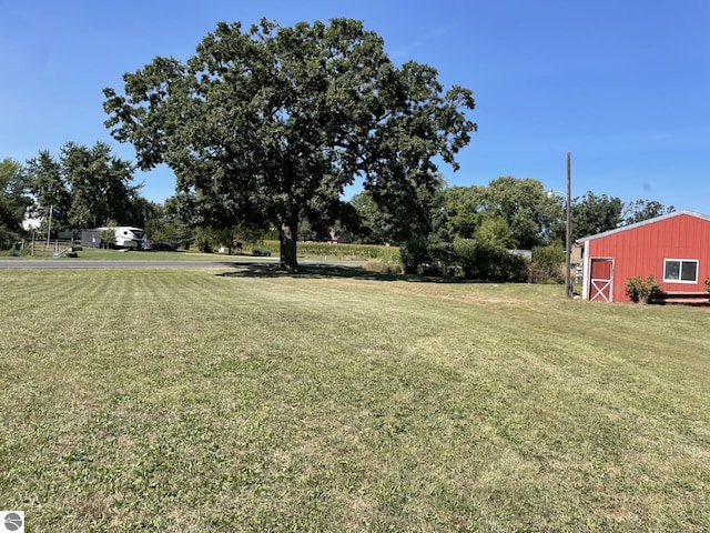 view of yard with an outbuilding