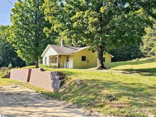 ranch-style house featuring a front lawn