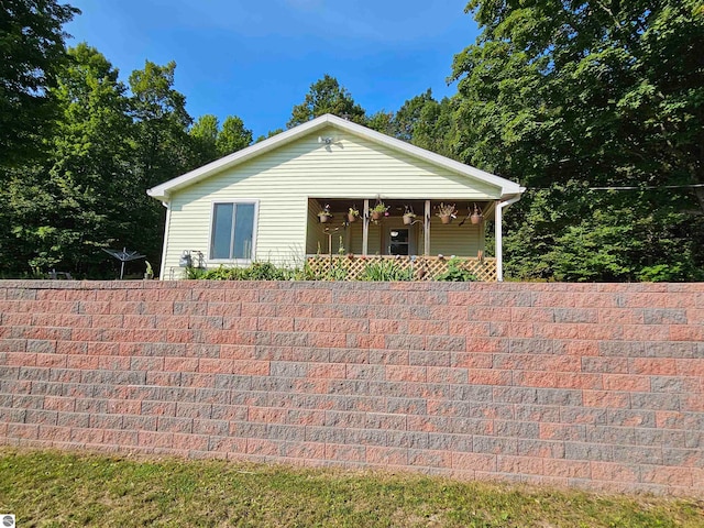 view of front of home with ceiling fan