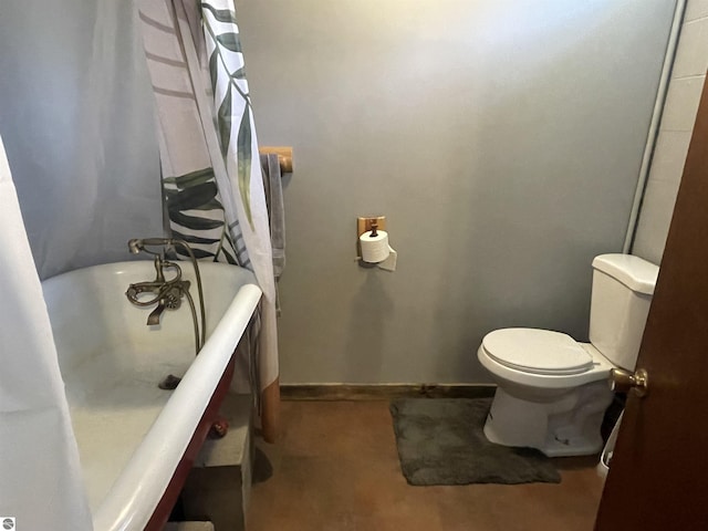 full bath featuring a washtub, curtained shower, toilet, and baseboards