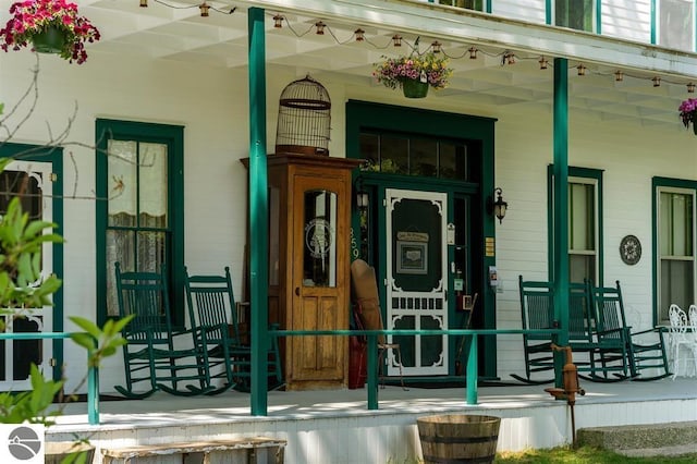 property entrance featuring a porch