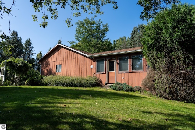 view of front of property with a front yard