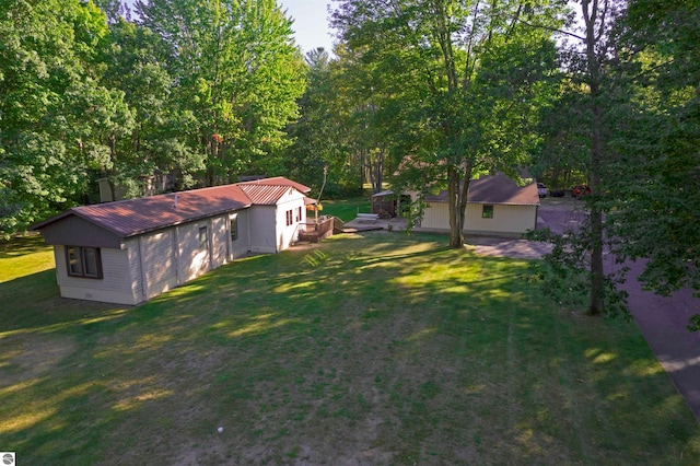 view of yard featuring an outdoor structure