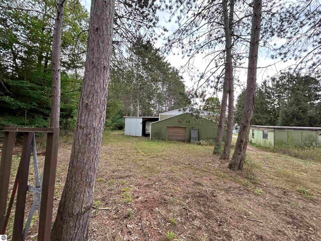 view of yard featuring an outdoor structure