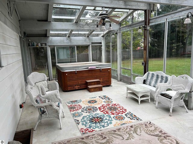 sunroom with ceiling fan