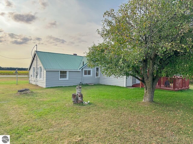 view of front facade featuring a deck and a front lawn