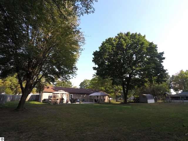 view of yard with a storage unit