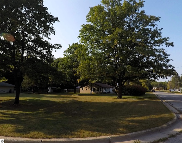 view of front of home featuring a front yard