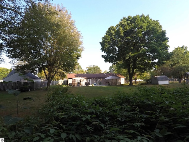 view of yard featuring a storage shed