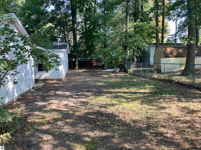 view of yard featuring a storage unit