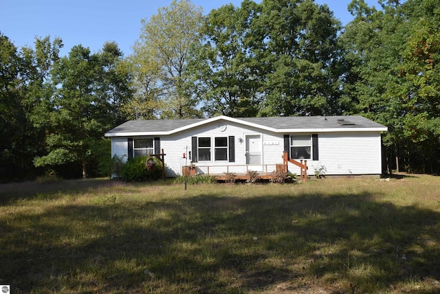 view of front of property featuring a front lawn