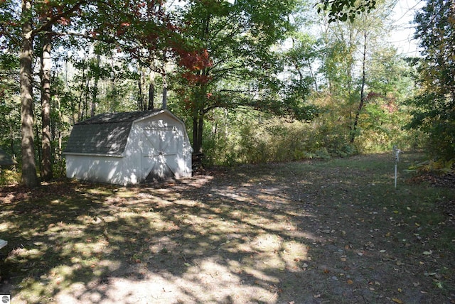 view of yard featuring a storage unit