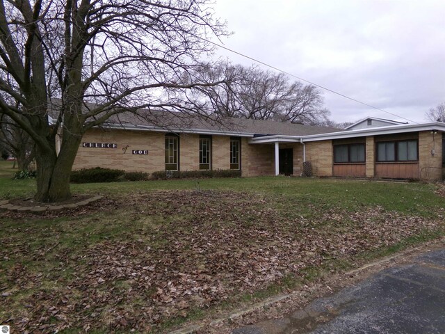 view of front of home featuring a front lawn