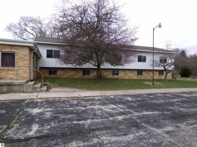 view of front of home featuring a front lawn