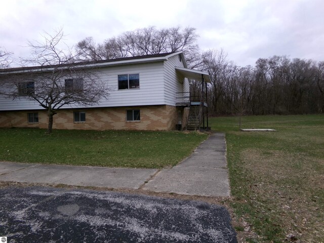 view of side of property featuring a lawn