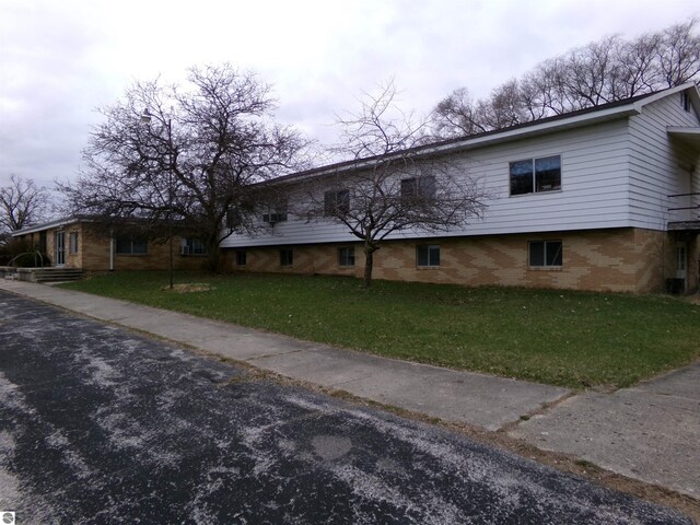 view of front of house featuring a front lawn