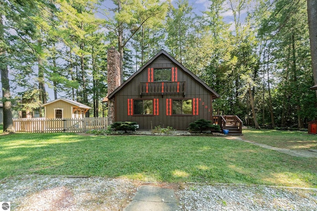 view of front of property featuring a wooden deck and a front yard