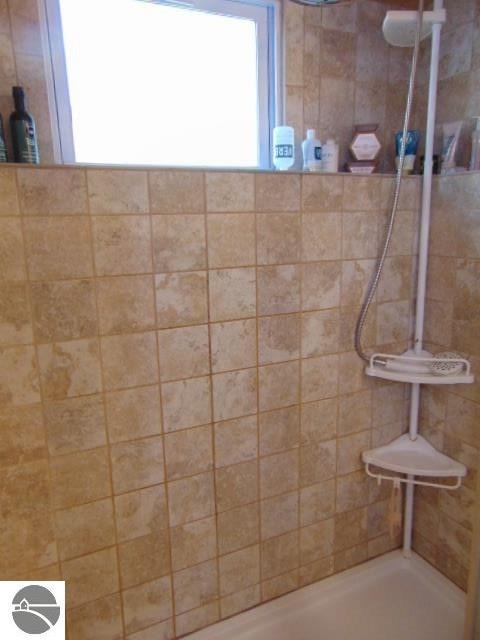 bathroom featuring a tile shower