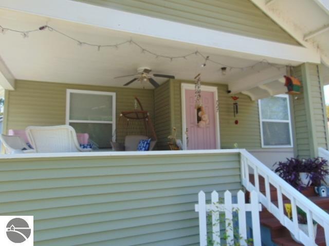 doorway to property with ceiling fan