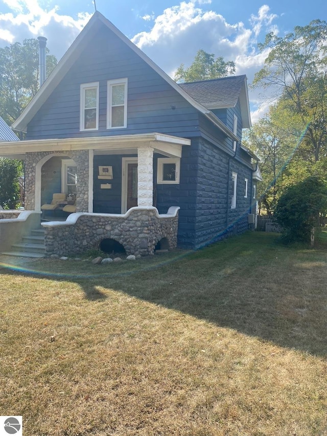 view of front facade featuring a front yard