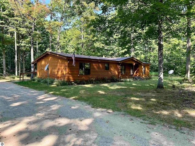 log cabin featuring a front yard