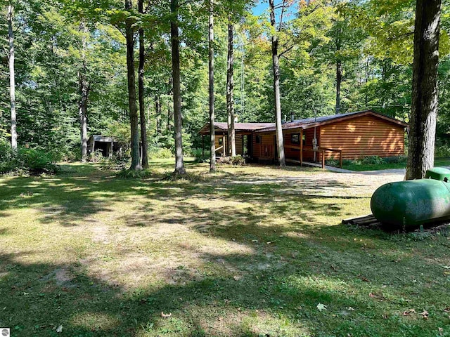 view of yard featuring an outdoor structure