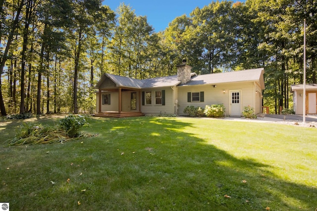 single story home featuring a front lawn