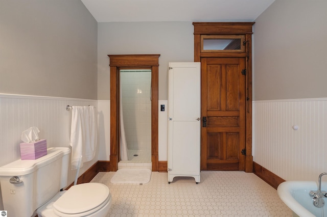 bathroom featuring toilet and curtained shower