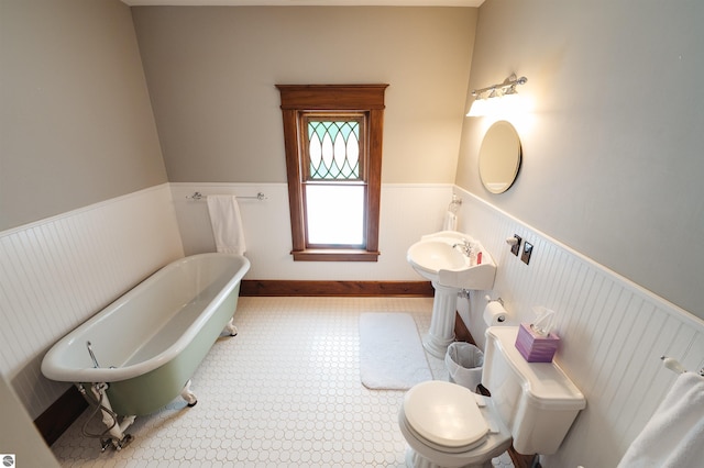 bathroom featuring a bathtub and toilet