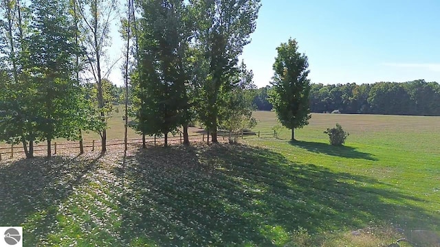 view of yard featuring a rural view