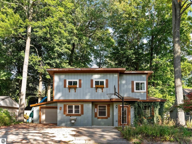 view of front of property featuring a garage