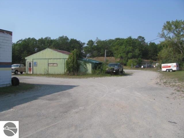 view of yard featuring an outbuilding