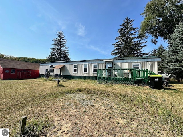 back of house featuring a lawn