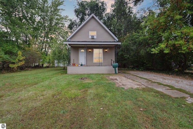 view of front facade featuring a porch and a yard