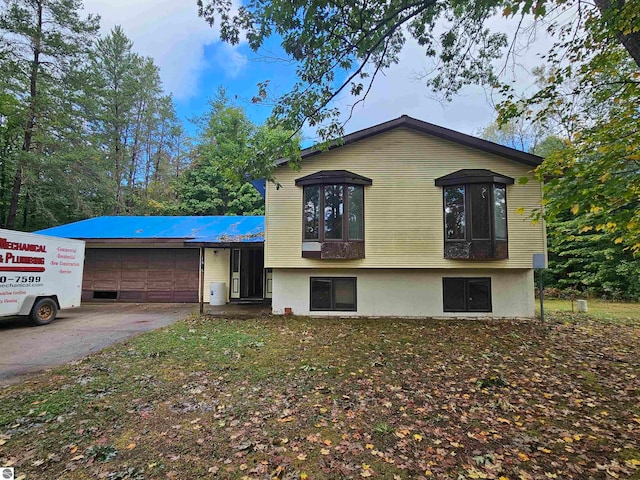 view of front facade with a garage