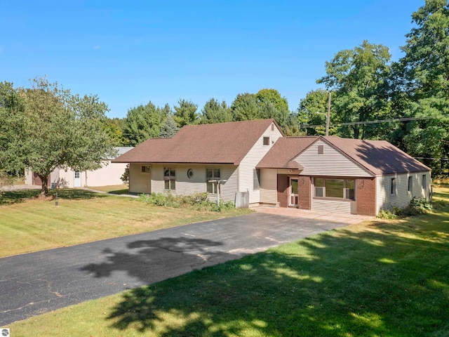 ranch-style home featuring a front lawn