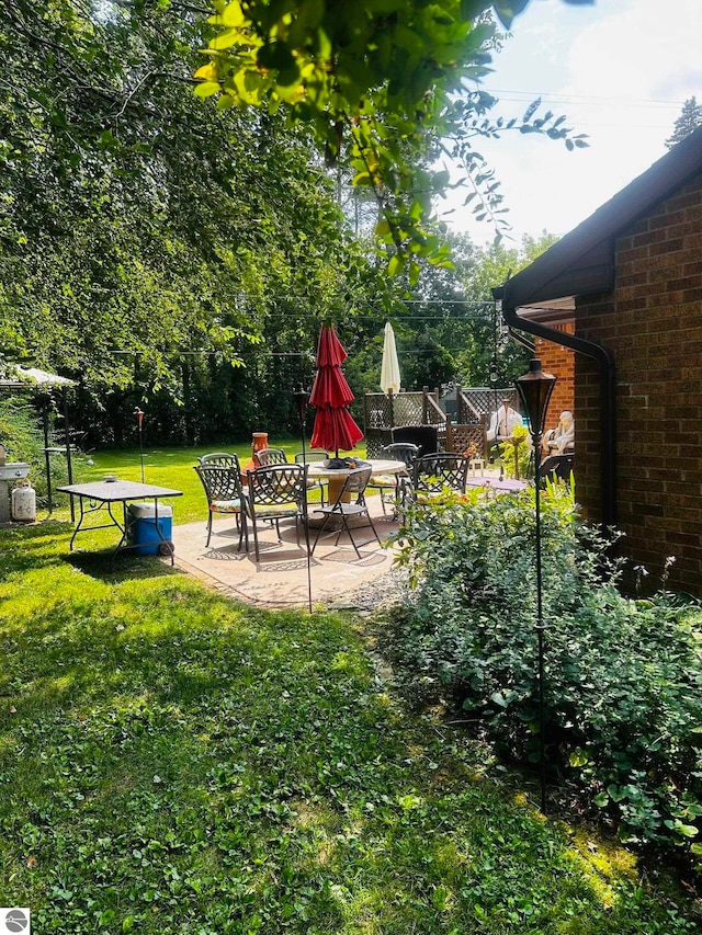 view of yard with a patio area