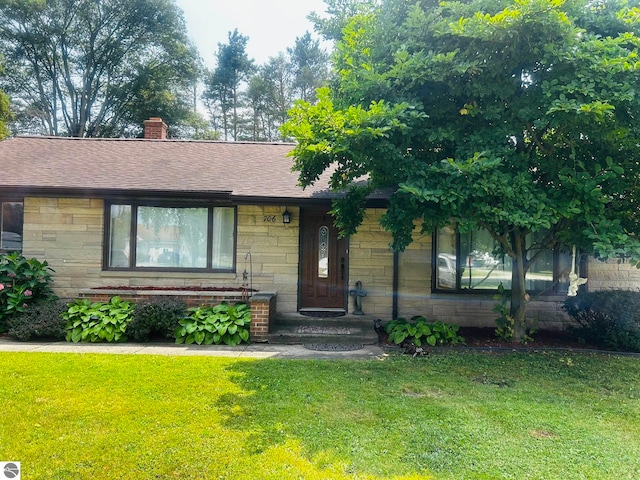 view of front facade with a front yard