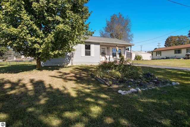 view of front of property featuring a front lawn